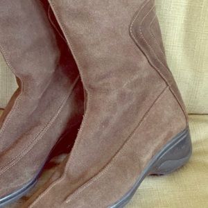 Women’s 6.5 Aquatalia Boots